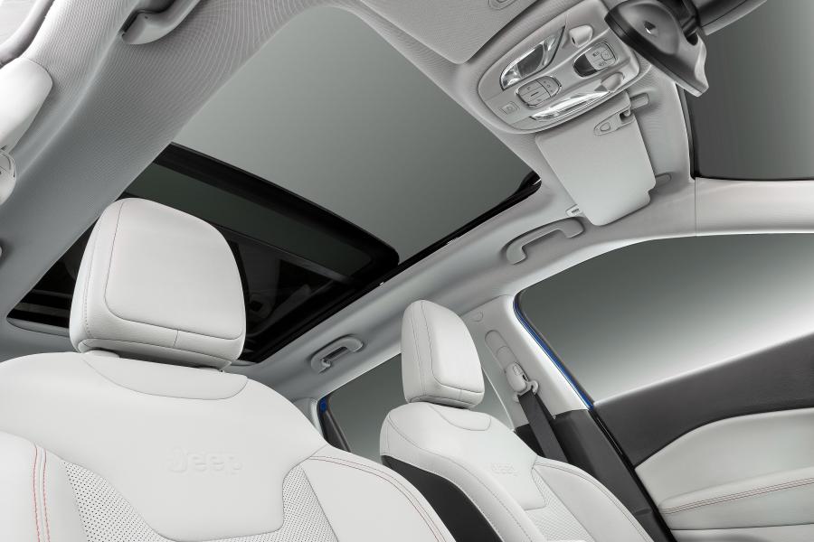 Детали интерьера Jeep Compass Limited 4x4 2017 года  (LA) (фото 18 из 18)
